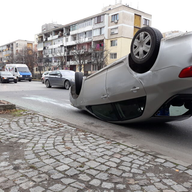 Автомобил се преобърна по таван на пловдивскя булевард „България”