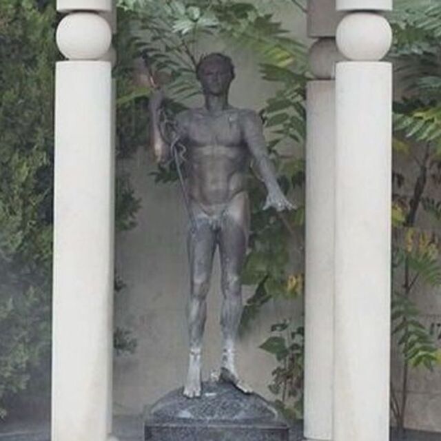 Откраднаха статуята на Аполон пред Централната софийска баня 