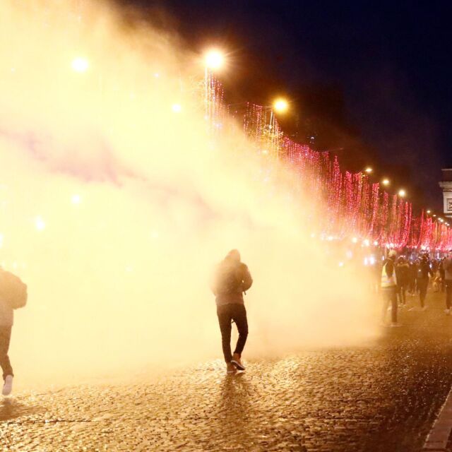 Полицията разпръсна с газ и водни оръдия жълтите жилетки, протестиращи в центъра на Париж