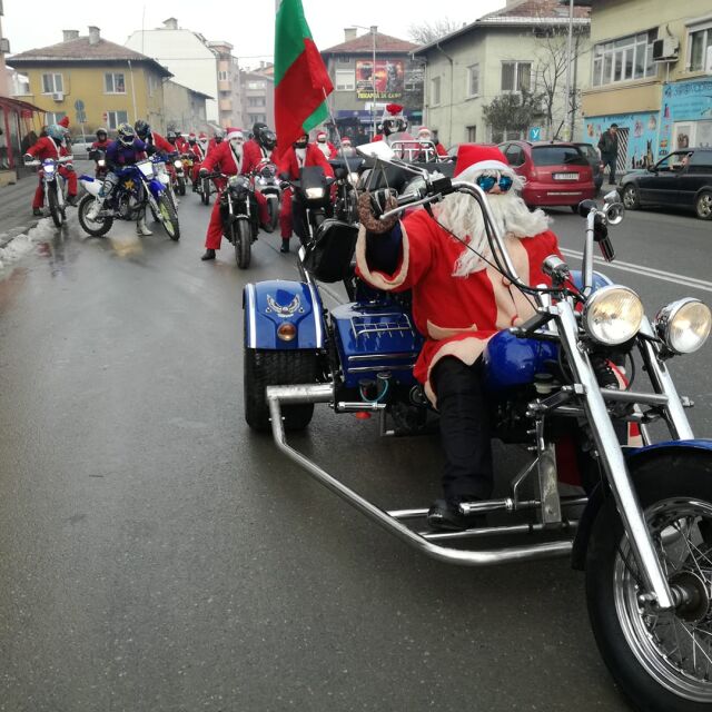 Бандата на Дядо Коледа яхна моторите и зарадва децата (СНИМКИ И ВИДЕО)