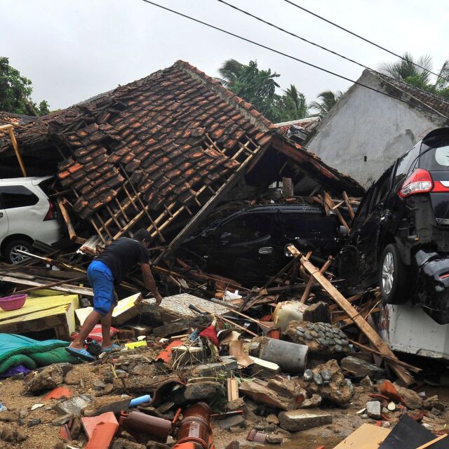В Индонезия продължава издирването на оцелели след смъртоносното цунами