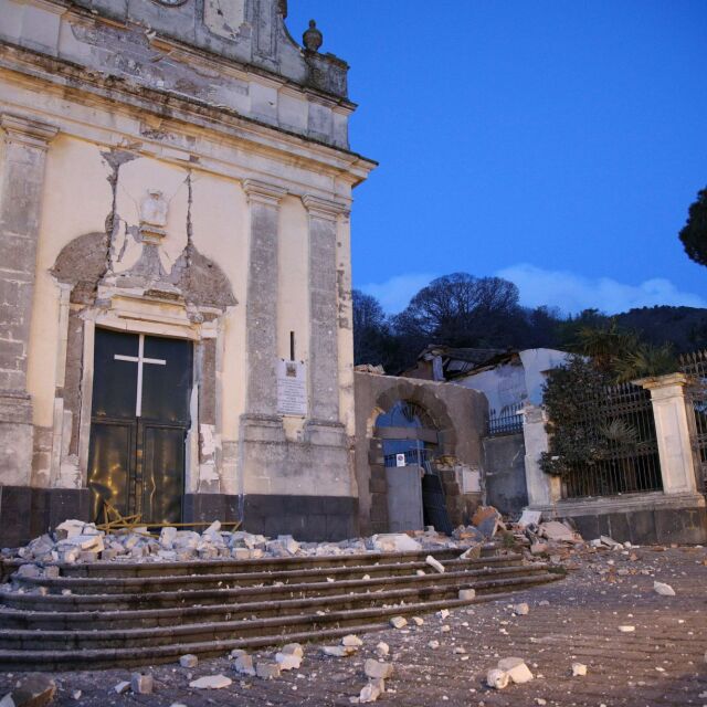 Безсънна нощ в Сицилия, около 30 души пострадаха при земетресение