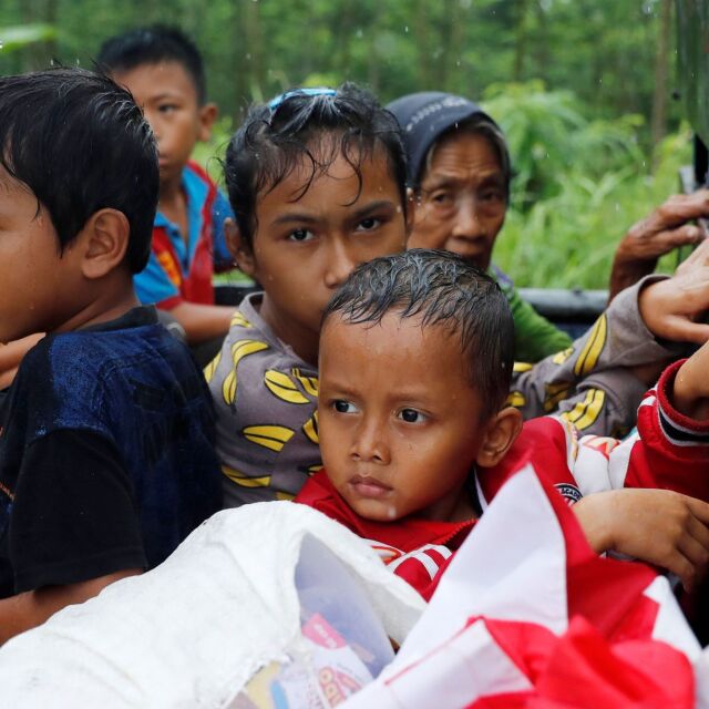 Увеличават се нуждаещите се от убежище след смъртоносното цунами в Индонезия
