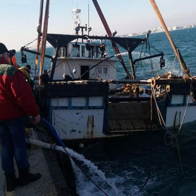 Извадиха от морето потънало рибарско карабче край Поморие (СНИМКИ)