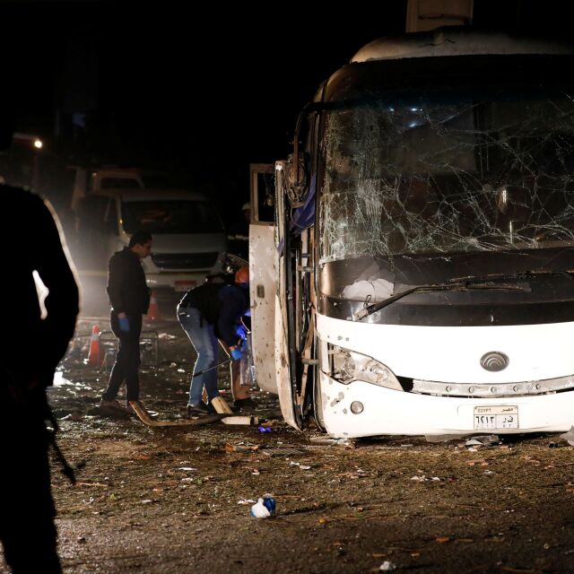 Експлозия в туристически автобус до пирамидите в Гиза