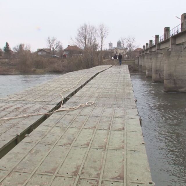 Вдигат временен сглобяем мост при село Чомаковци 