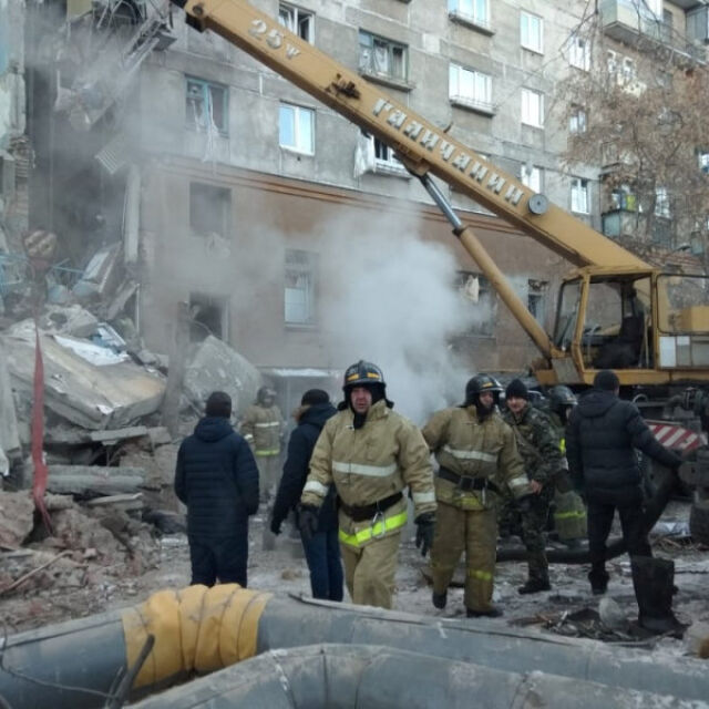 Седем души загинаха при срутване на блок в Русия