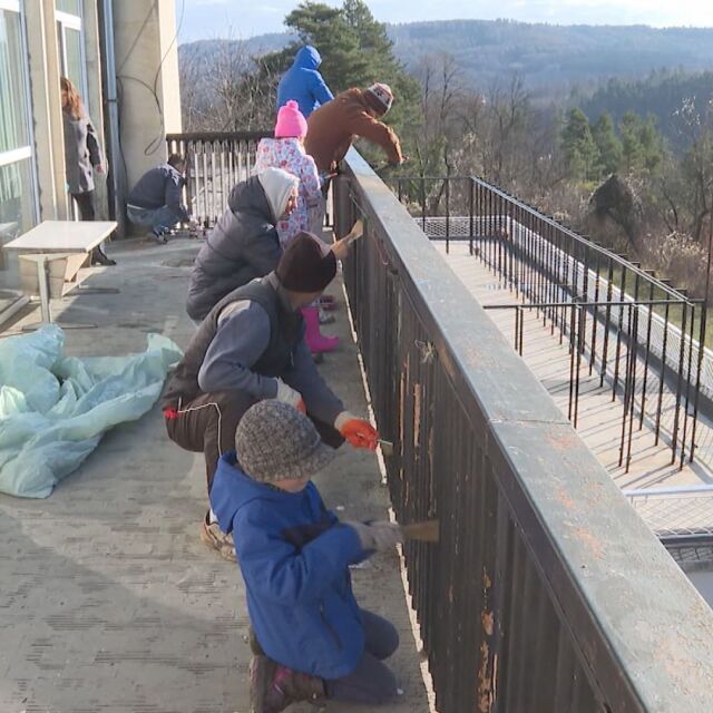 Доброволци от Велико Търново спасяват със спешен ремонт детската болница в Трявна