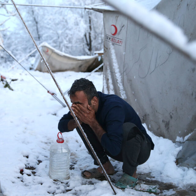 Блокирани в сняг и кал: Стотици мигранти живеят на палатки в лагер в Босна (ВИДЕО)