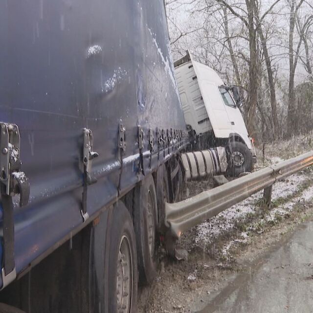 След първия сняг: Заради лошото време камион катастрофира край Велико Търново