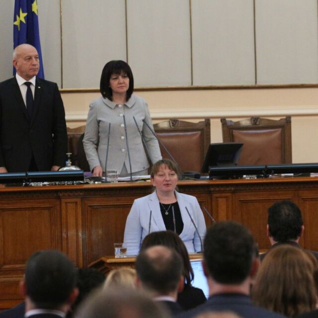 Деница Сачева официално вече е министър на труда и социалната политика (ОБЗОР)