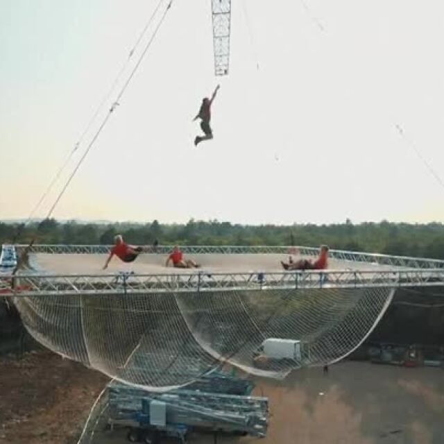 Скокове с батут на 30 метра над земята (ВИДЕО)