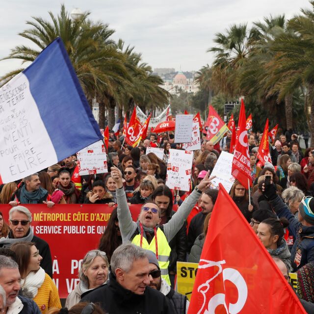 Франция стачкува срещу пенсионна реформа на президента Макрон
