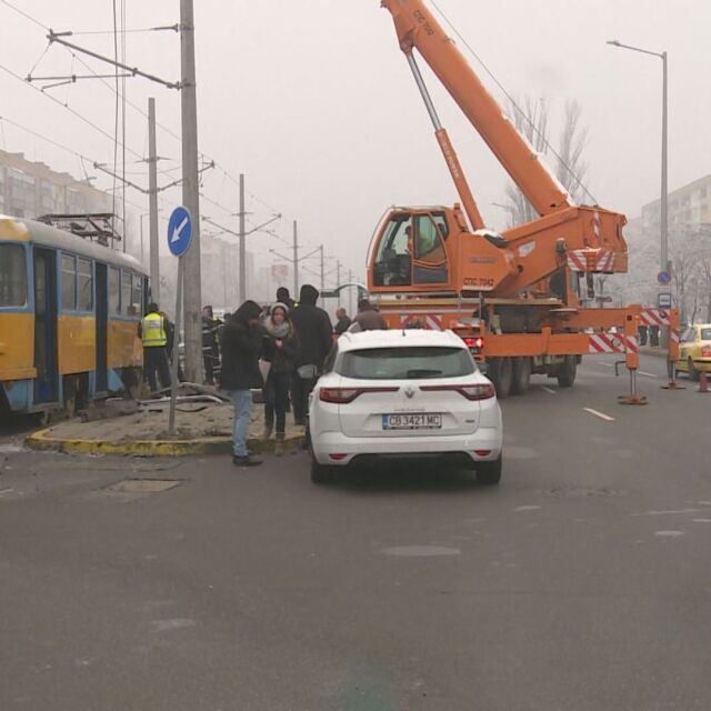 Един ранен при катастрофа между трамвай, микробус и лека кола на „Ботевградско шосе”