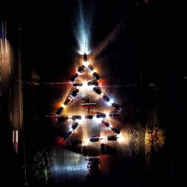 Коледна елха от коли в Благоевград (СНИМКИ и ВИДЕО)