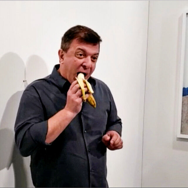 Бананова инсталация беше демонстративно изядена на изложение