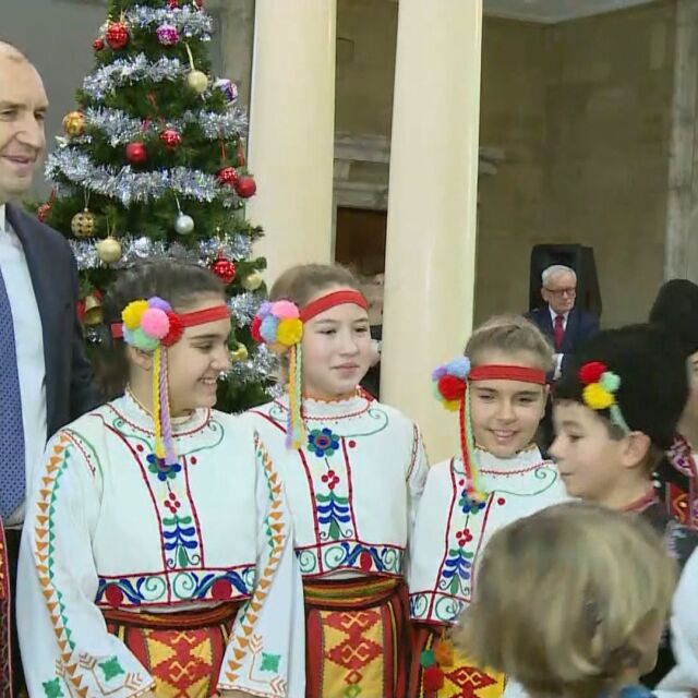 "Българската Коледа": Румен Радев и деца украсиха елхата в президентството