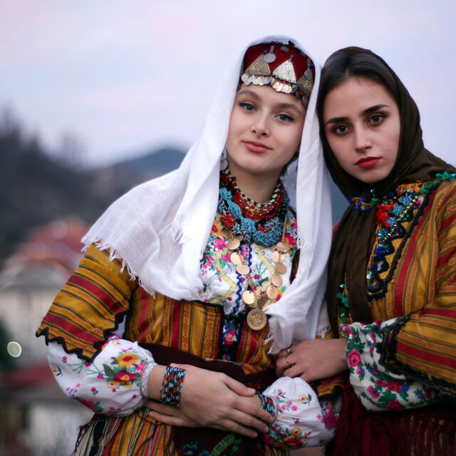 "Пазителките": Аника и Каролина Романови - за мънистата на Родопите и магията на народната носия (ВИДЕО и СНИМКИ)