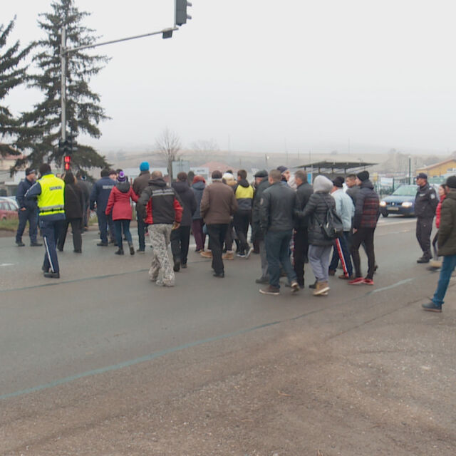 Блокада на пътя Перник – София заради предлагания режим на водата в три села