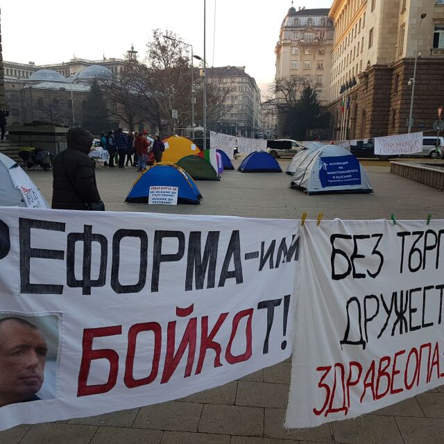 Медицинските сестри се заканиха да останат пред МС до срещата им с Бойко Борисов
