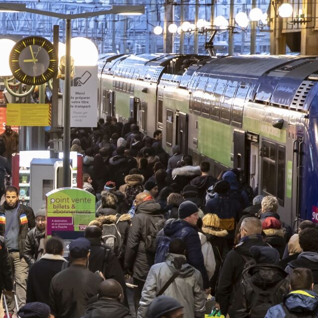 Транспортът в Париж е блокиран заради трета голяма стачка 