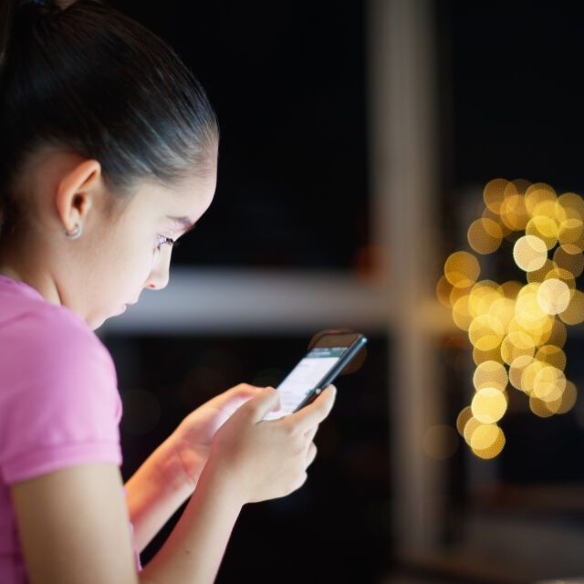 Изследване: Едно от седем малки момичета, които имат смартфон, е получавало сексуални съобщения