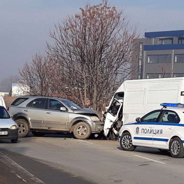 Голямо задръстване край Пловдив заради катастрофа между джип, бус и лека кола