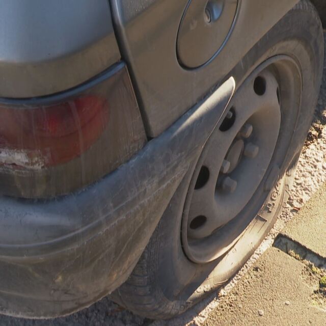 Двама младежи са отговорни за нарязаните гуми на над 10 автомобила в Шумен