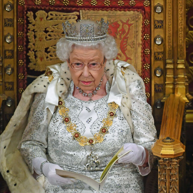 Елизабет II притежаваше над 300 бижута, но ще бъде погребана само с две от тях