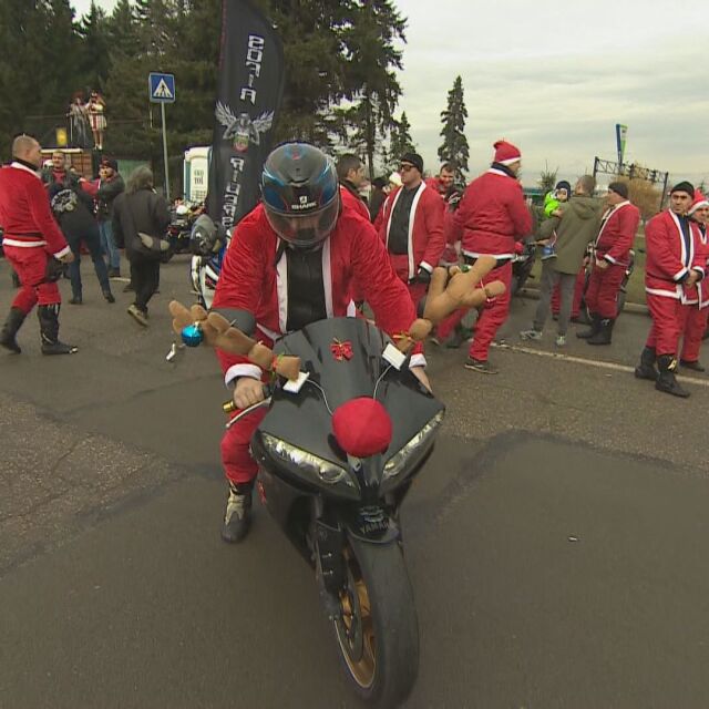 Мотористи, облечени като Дядо Коледа, отново раздават подаръци на деца