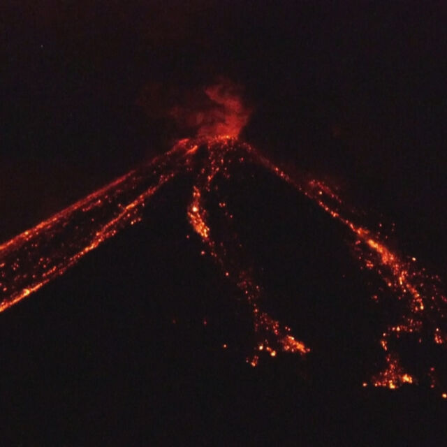 Вулкан в Еквадор изригна