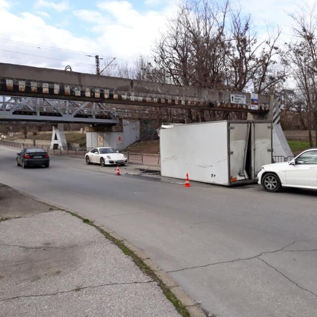 Камион не успя да мине под мост в Пловдив и предизвика катастрофа  