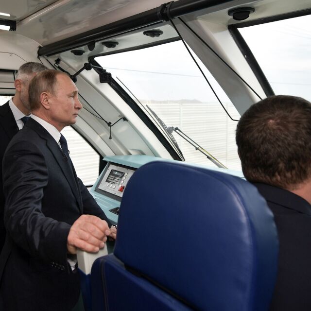 Владимир Путин откри железопътната линия по спорния мост между Русия и полуостров Крим