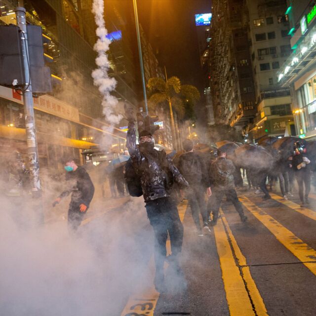 Сблъсъци между полиция и демонстранти в молове в Хонконг 