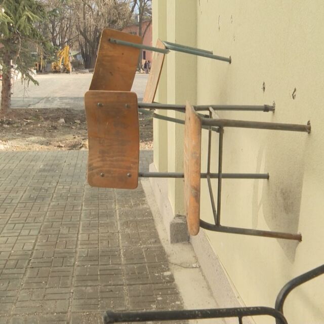 Вандали нанесоха материални щети по училищна фасада в Добрич