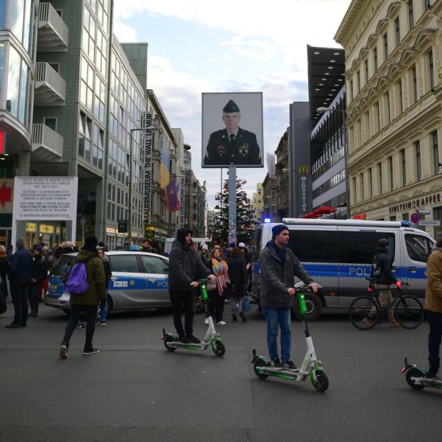 Полицията в Берлин под тревога след стрелба до "Чекпойнт Чарли"