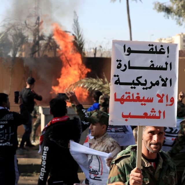 Демонстранти щурмуваха US посолството в Багдад (СНИМКИ)