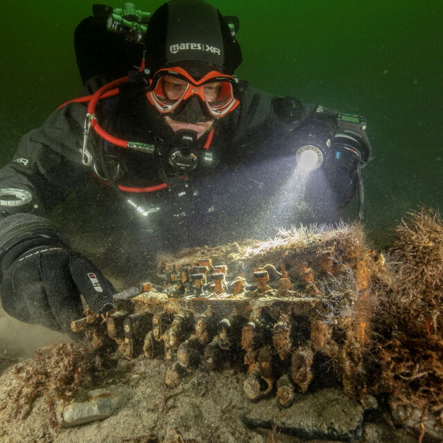 Водолази откриха кодираща машина „Енигма“ на дъното на Балтийско море (СНИМКИ)