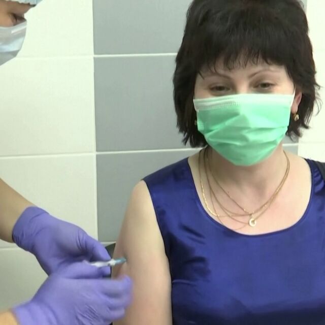 Първите ваксинирани в Русия: Медици и учители вече получиха от първите дози