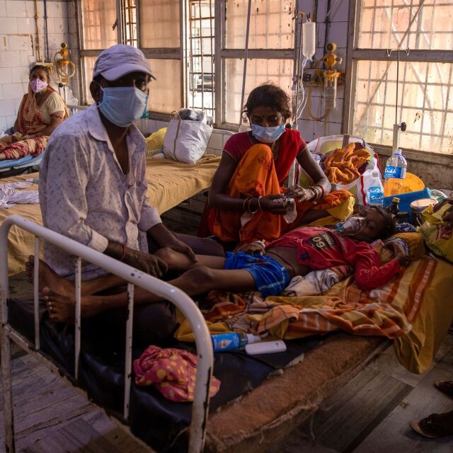 Мистериозна болест вкара стотици индийци в болница