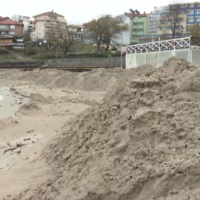Концесионерът на плажа в Созопол: Не изграждаме защитни диги, извършваме защитни дейности