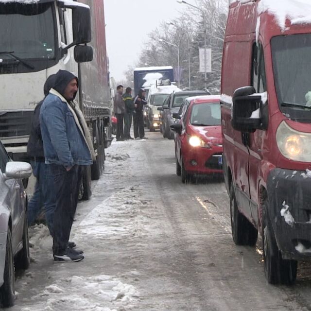Силен снеговалеж временно затвори пътя Русе - Бяла