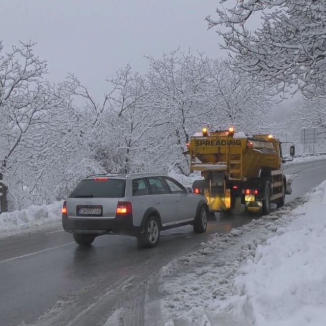 Инциденти и пътен хаос в Северна България след обилния снеговалеж (ОБЗОР)