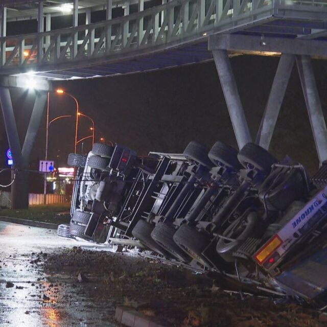 Гонка като на кино: Катастрофа с откраднат камион на възлово кръстовище в Бургас