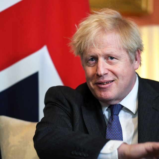 Британският премиер защити плановете да отпаднат ограниченията