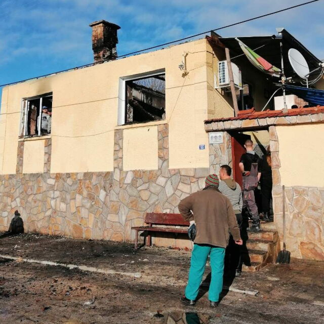 Само с дрехите на гърба си: След пожар семейство остана без дом в навечерието на Коледа