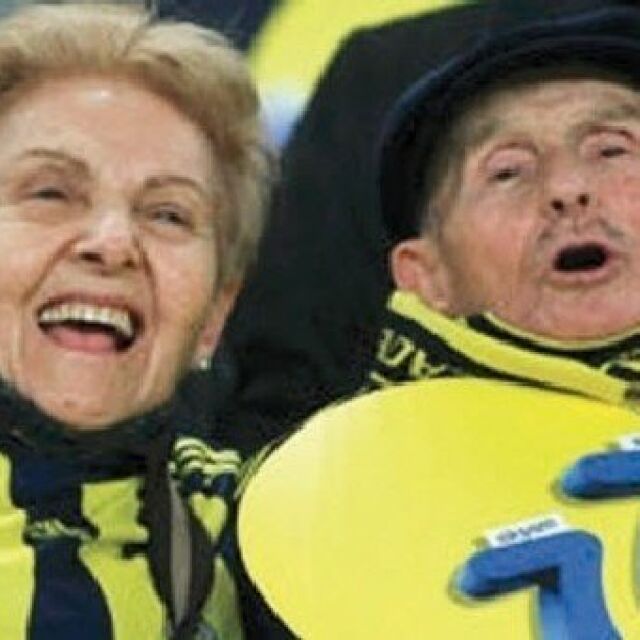Бабата и дядото на целия футболен отбор (ВИДЕО)