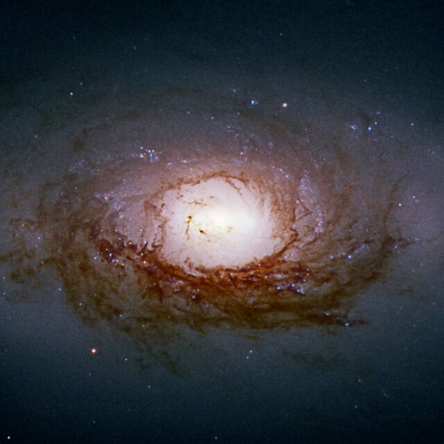 НАСА пусна 30 невиждани досега снимки от телескопа „Хъбъл“ (ГАЛЕРИЯ)