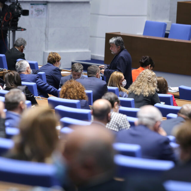 В последния работен ден: Депутатите дадоха зелена светлина за преговори за всички ваксини