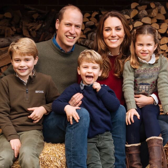 Коледната картичка на Кейт и Уилям – дърва, слама и една супер усмивка на принц Луи!